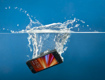 Știai că telefonul tău are un indicator de contact cu apa? Vezi unde se află